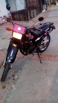 Se vende moto Dt Yamaha 175 Año 88 Titulo y placas nuevas