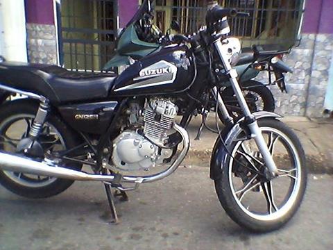 Moto Suzuki GN125 2008