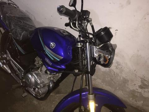 Se vende moto Yamaha 125 año 2016 color azul