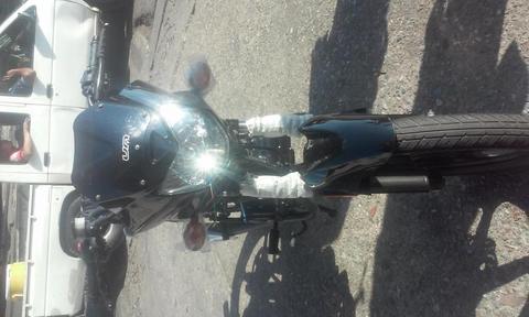 SE VENDE MOTO UM