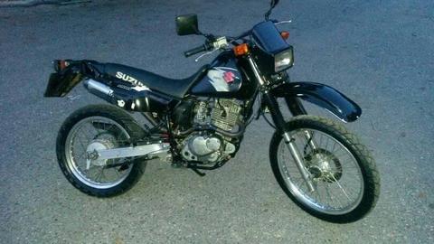 moto suzuki 200 color negro