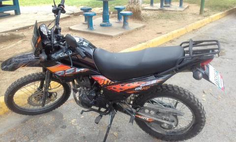 SE VENDE MOTO UM . DSR