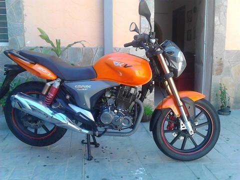 Se vende moto RKV 2014 excelente de todo