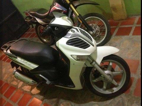 Vendo Moto Outlook 2013 en buen estado