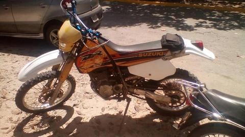 SE VENDE MOTO DR SUZUKI