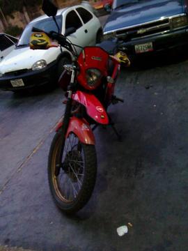 Vendo por Viaje Um Dsr 200 2014