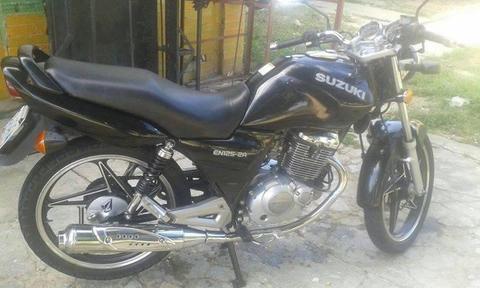 vendo moto suzuki en 125 año 2013 unico dueño poco uso.!