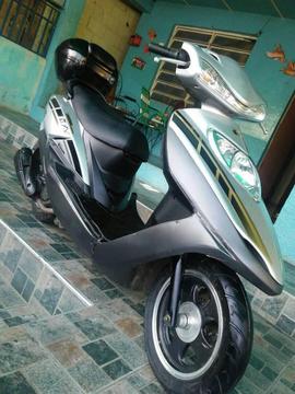 Se vende moto MD en muy buen estado color gris con su maletera