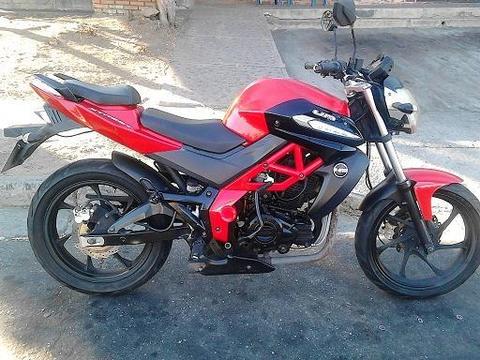 MOTO UM XTREET AÑO 2014, BUEN ESTADO, UNICO DUEÑO, COLOR ROJO