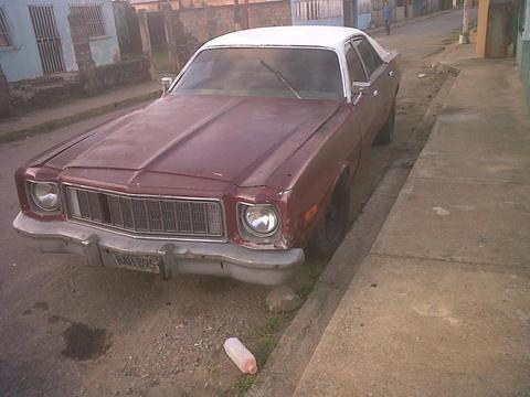 se vende dodge coronet el carro prende y ruedo tiene detalle como todo carro viejo