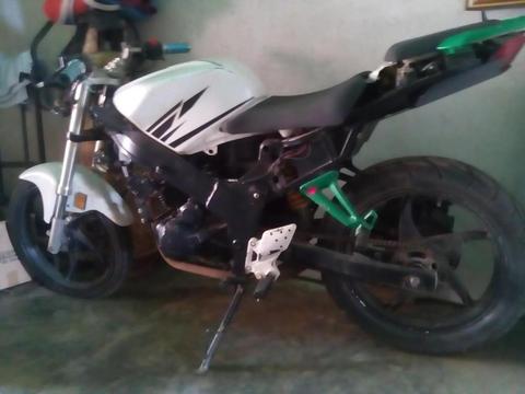 SE VENDE MOTO R1 BERA