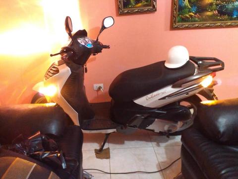 SE VENDE MOTO OUTLOOK 150. TOTALMENTE OPERATIVA