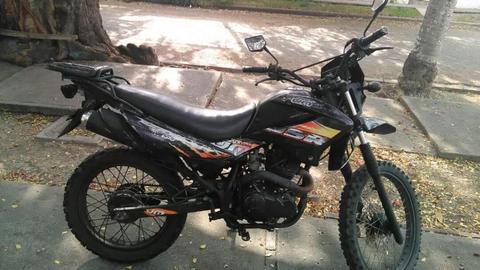 MOTO UM 200 NEGRA