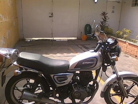 Vendo moto en buenas condiciones solo a la venta no acepto cambios