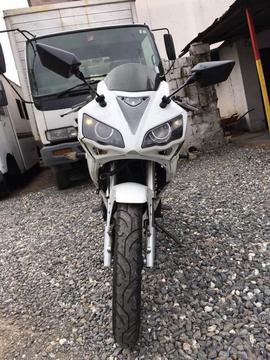 VENDO R1 BERA AÑO 2013