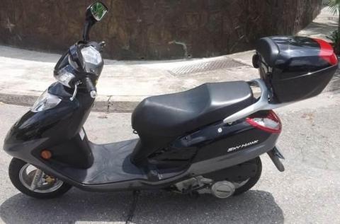 Vendo Moto Hj 125 Scooter color Negra año 212