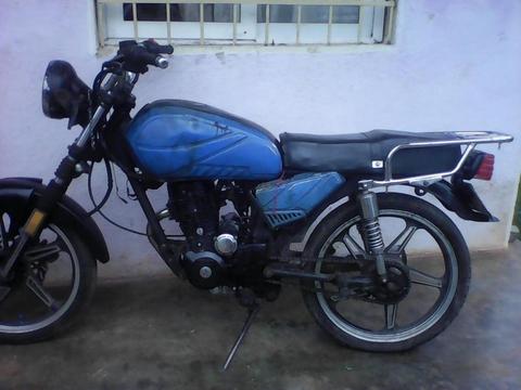vendo moto bera azul año 2010