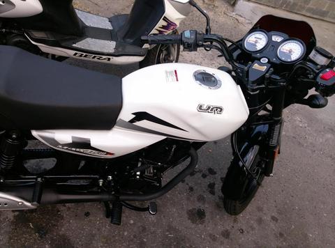 Moto UM en Excelente estado verla es comprarla