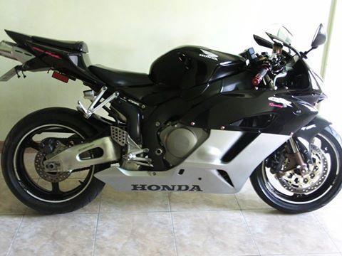 Por motivo de viaje vendo CBR 1000RR 2004