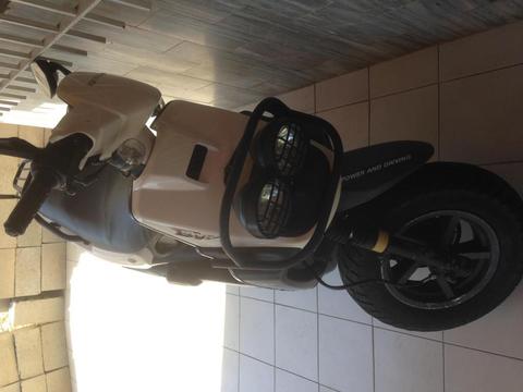 SE VENDE MOTO BERA BW