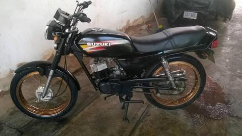 VENDO MOTO SUZUKI NEGRA