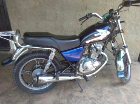 Se vende suzuki GN 125 cauchos casi nuevos simple detalles prende Rum