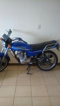 Se Vende Moto con Un Caucho Nuevo