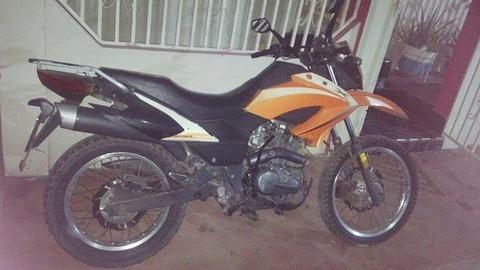 SE VENDE MOTO TX 200