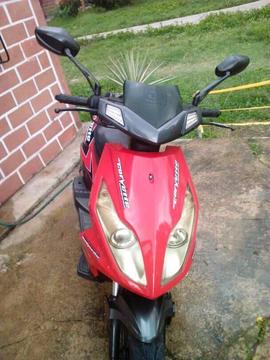 VENDO MI MOTO CORVETTE AÑO 2014