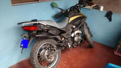 Se vende moto TX 200