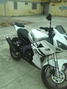 VENDO MOTO BERA R1 AÑO 20013