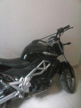 SE VENDE MOTO UM AÑO 2014