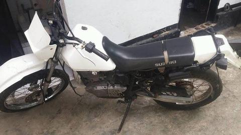 vendo dr 200 año 2007 solo le falta arbol de levas y carburador