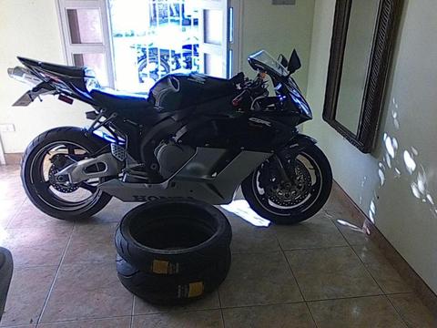 Por motivo de viaje vendo Honda CBR 1000RR 2004