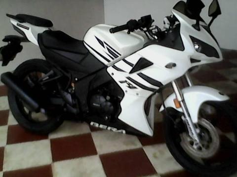 moto r1 bera año 2014 color blanco con negro todo en perfecto estado