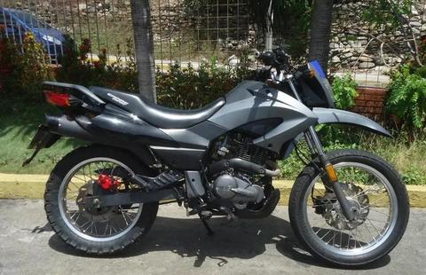 MOTO TX 200 AÑO 2011 ESTA BIEN CONSERVADA