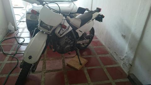 Moto Dr Suzuki 650