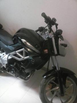 SE VENDE MOTO UM AÑO 2014