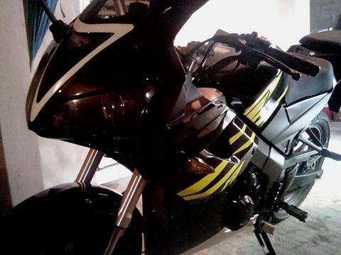 VENDO MOTO BERA R1