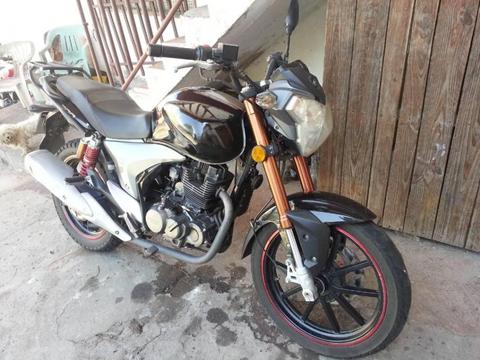 SE VENDE MOTO RKV 2013