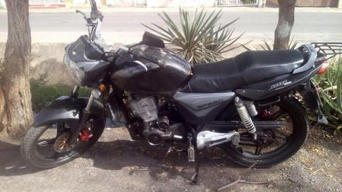 VENDO MOTO año 2013 Empire 200