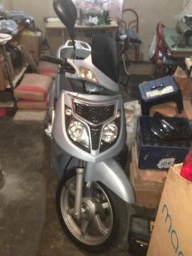 se vende Volkswagen Polo año 98 y moto outlook año 2012