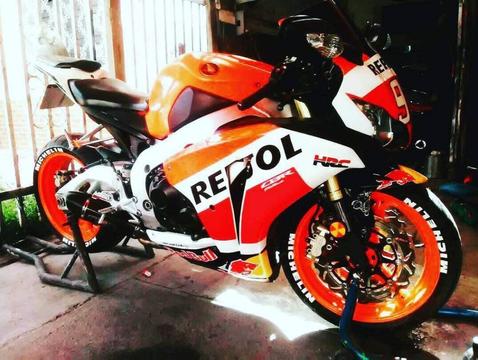 se vende moto honda cbr repsol 1000cc