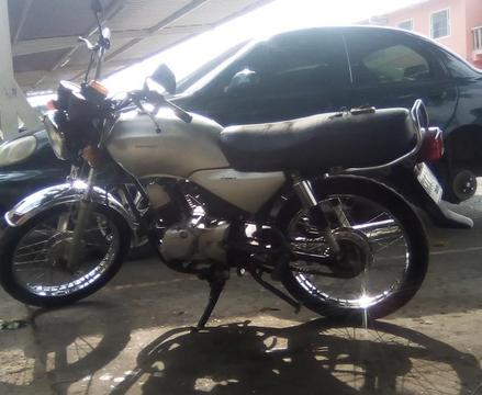 Oferta YAMAHA CRUX, año 2006, cauchos nuevos, totalmente conservada, le falta el patin y piñon de cadena. 04144521014