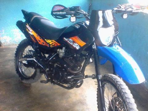 Moto UM 200 DCR en venta