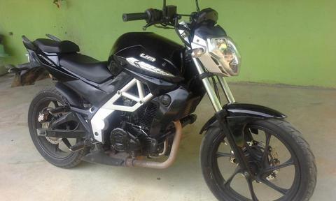 vendo mi moto UM XTREET 230 año 2014