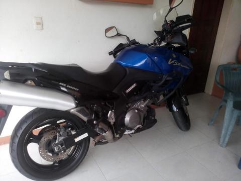 Vendo Moto SUZUKI DL1000 COLOR AZUL ESTA IMPECABLE AÑO 2014