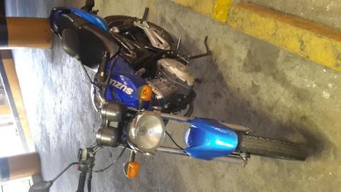 Moto EN 125 Suzuki