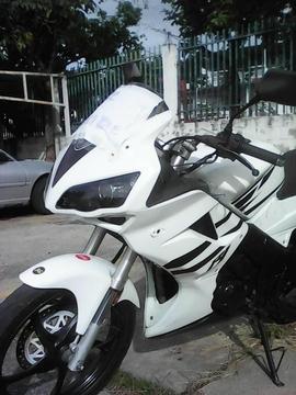 se vende moto bera R1 barata motivo de viaje