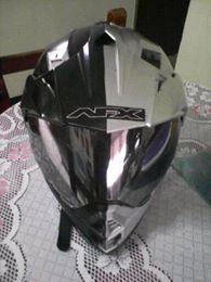 casco integral con visera tipo cross